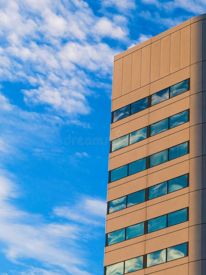 Grattacielo con Windows progettato geometrico nel cielo blu Grattacielo con Windows progettato geometrico nel cielo blu