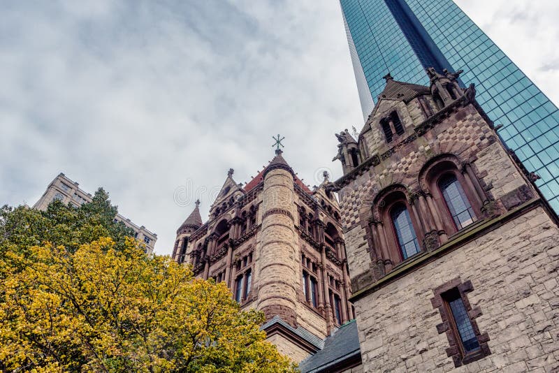 Grattacielo di vetro alto e costruzione storica nel centro urbano di Boston fotografia stock libera da diritti Grattacielo di vetro alto e costruzione storica nel centro urbano di Boston fotografia stock libera da diritti