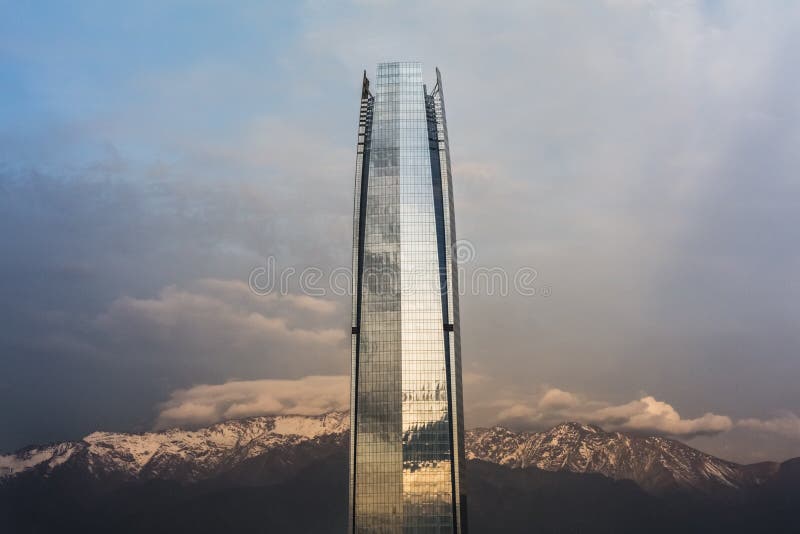 Gratte-ciel avec des montagnes de visibilité directe les Andes dans Santiago de Chile arrière photos libres de droits Gratte-ciel avec des montagnes de visibilité directe les Andes dans Santiago de Chile arrière photos libres de droits