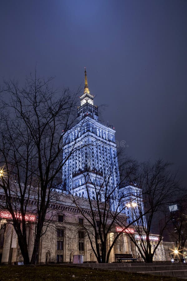 Gratte-ciel Centre de ville de nuit de Varsovie Varsovie poland Polska été bleu Varsovie de ciel de la science de la Pologne de p image stock Gratte-ciel Centre de ville de nuit de Varsovie Varsovie poland Polska été bleu Varsovie de ciel de la science de la Pologne de p image stock