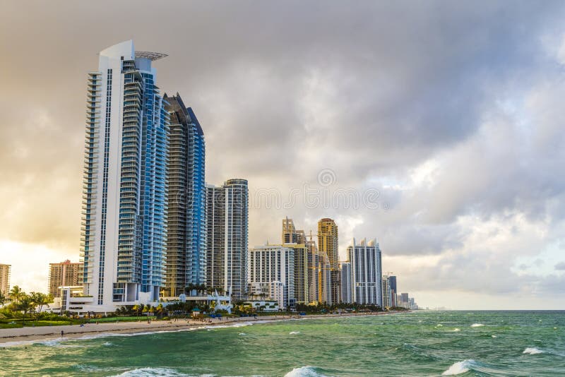 Gratte-ciel chez Sunny Isles Beach photographie stock Gratte-ciel chez Sunny Isles Beach photographie stock