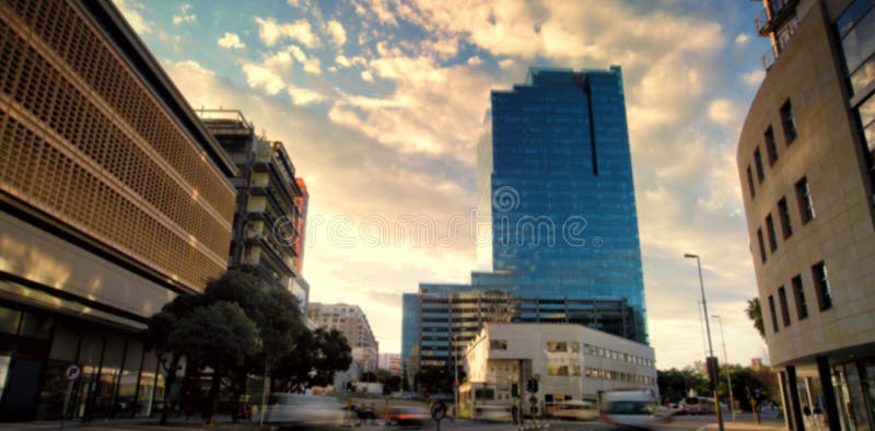 Gratte-ciel contre le ciel nuageux photo stock Gratte-ciel contre le ciel nuageux photo stock
