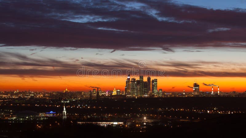 Gratte-ciel de Moscou dans les rayons du soleil de matin image libre de droits Gratte-ciel de Moscou dans les rayons du soleil de matin image libre de droits