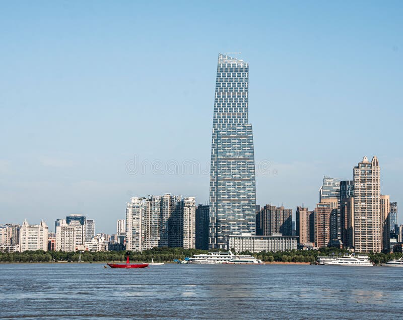 Gratte-ciel moderne et paysage urbain le long de la rivière photographie stock