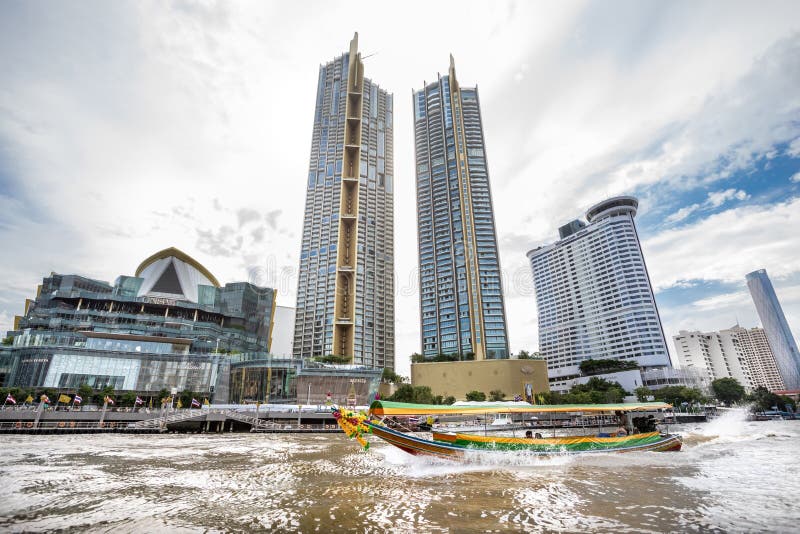 Gratte-ciel vu depuis le fleuve Chao Phraya dans la métropole thaïlandaise photo stock Gratte-ciel vu depuis le fleuve Chao Phraya dans la métropole thaïlandaise photo stock