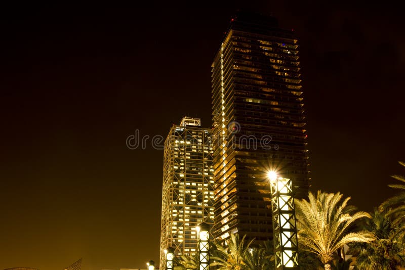 Gratte-ciel à Barcelone la nuit images stock Gratte-ciel à Barcelone la nuit images stock