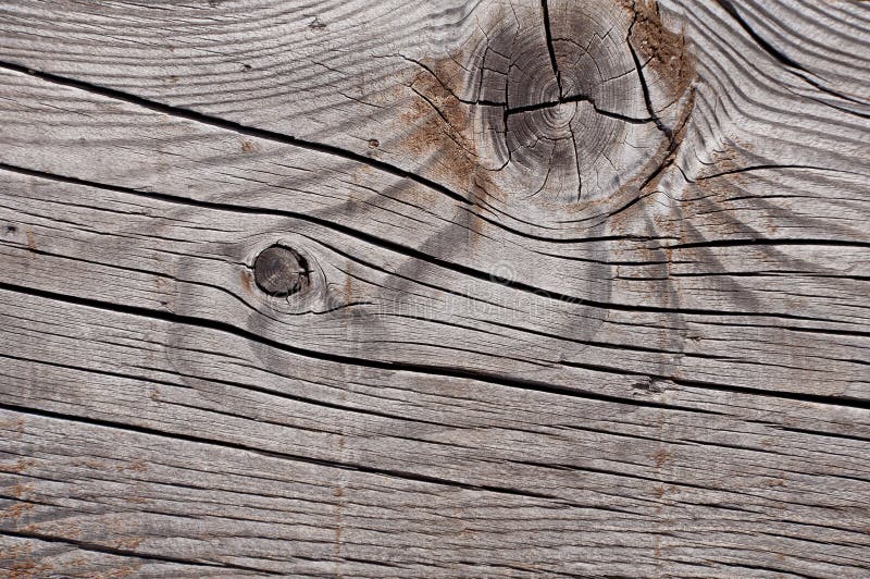 Grau verwitterte die h?lzerne Beschaffenheit, die Spr?nge, Knoten und Wachstumsringe zeigt stockbild Grau verwitterte die h?lzerne Beschaffenheit, die Spr?nge, Knoten und Wachstumsringe zeigt stockbild