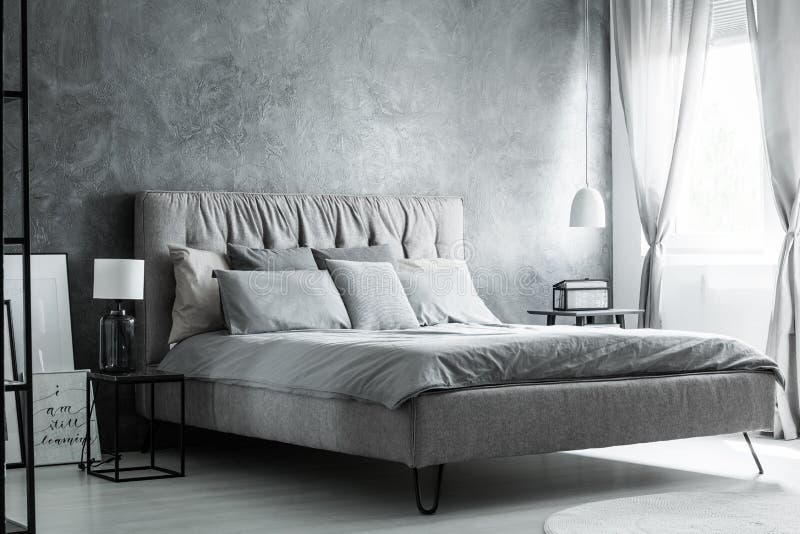 Graue Kissen auf im Großformat Bett lizenzfreie stockbilder Graue Kissen auf im Großformat Bett lizenzfreie stockbilder