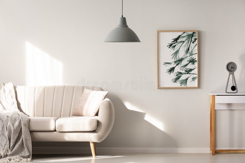 Graue Lampe im hellen Wohnzimmerinnenraum mit Plakat nahe bei bei