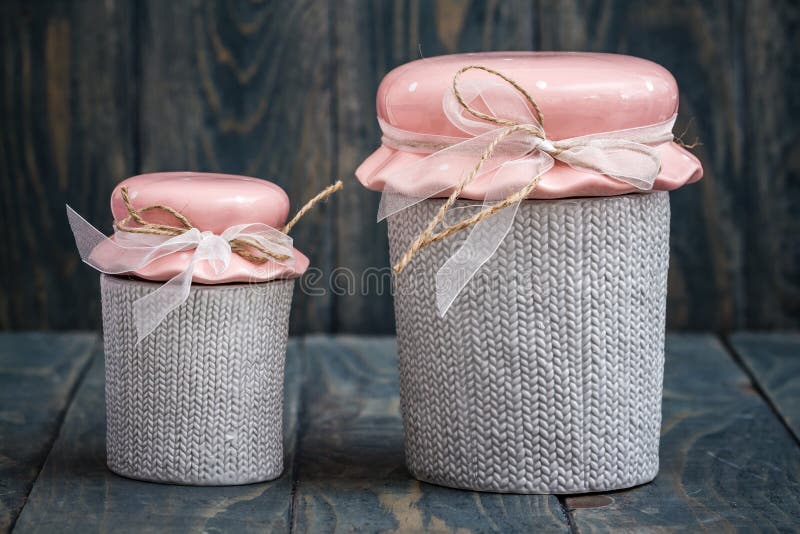 Graue und rosa nette dekorative keramische Gläser stockbild Graue und rosa nette dekorative keramische Gläser stockbild
