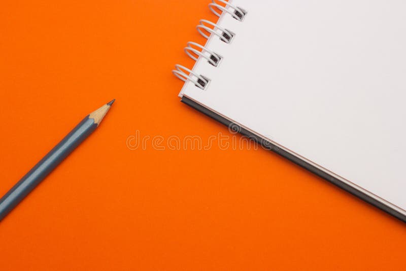 Grauer Bleistift auf orange Hintergrund, zurück zu Schule, Bildungskonzept lizenzfreie stockfotos Grauer Bleistift auf orange Hintergrund, zurück zu Schule, Bildungskonzept lizenzfreie stockfotos