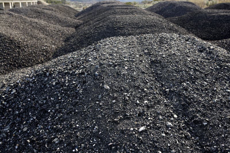 Grauer Stein des Kieses für Asphaltmischungsbeton stockfotos