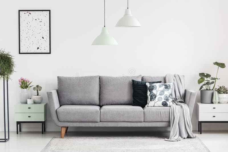 Graues Sofa Zwischen Kabinetten Mit Anlagen In Weissem Wohnzimmer Inte Stockfoto Bild Von Weissem Inte