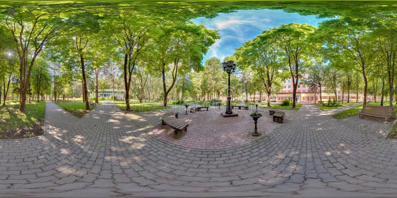 360 graus esféricos completos do panorama sem emenda na projeção equidistante equirectangular, panorama na zona verde do parque, foto de stock 360 graus esféricos completos do panorama sem emenda na projeção equidistante equirectangular, panorama na zona verde do parque, foto de stock