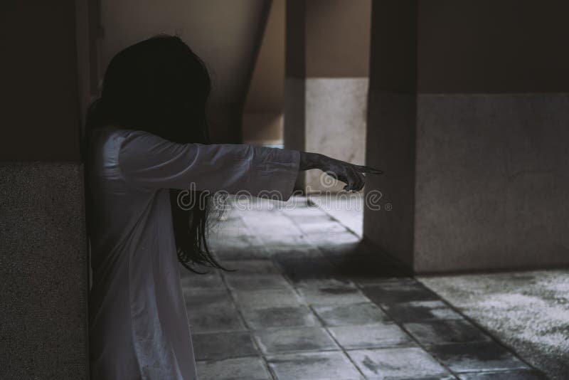 Grausigkeitsszene des Geistfrauen-Todesfilms Halloween lizenzfreies stockfoto Grausigkeitsszene des Geistfrauen-Todesfilms Halloween lizenzfreies stockfoto