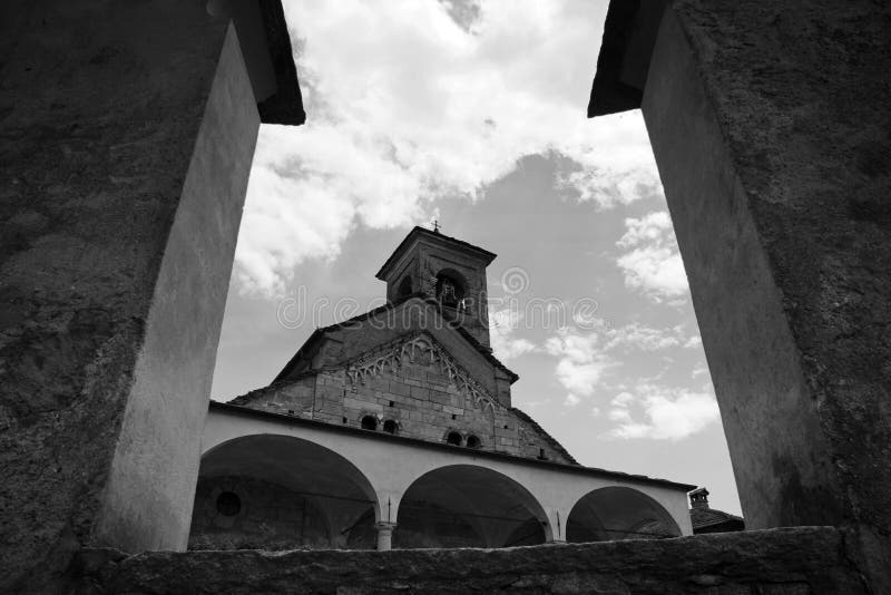 Graustufen schoss von einer Fassade des SAN Donato und San-grato Kirche im brovellocarpugnino Italien