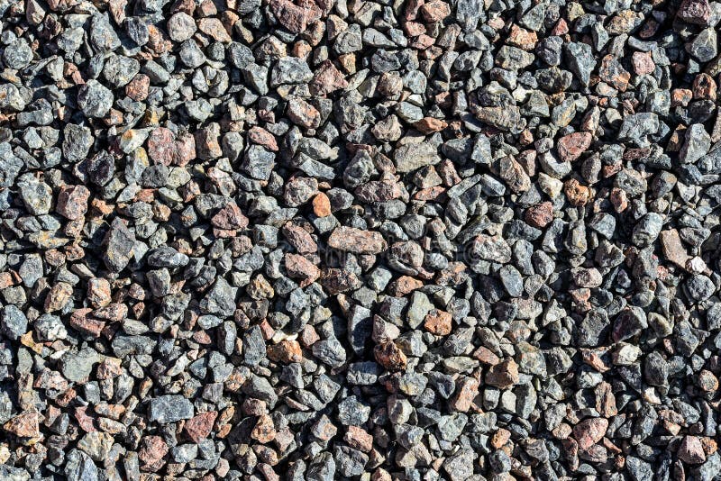 Grava del granito Brown y rocas machacadas del gris para la construcción en la tierra Textura o fondo del camino del macadán de l fotos de archivo libres de regalías Grava del granito Brown y rocas machacadas del gris para la construcción en la tierra Textura o fondo del camino del macadán de l fotos de archivo libres de regalías