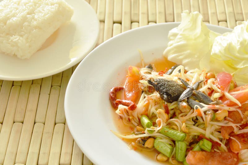 Gravade Somtum fångar krabbor den thailändska kryddiga gröna papayaen och svart sallad med klibbiga ris royaltyfri foto Gravade Somtum fångar krabbor den thailändska kryddiga gröna papayaen och svart sallad med klibbiga ris royaltyfri foto