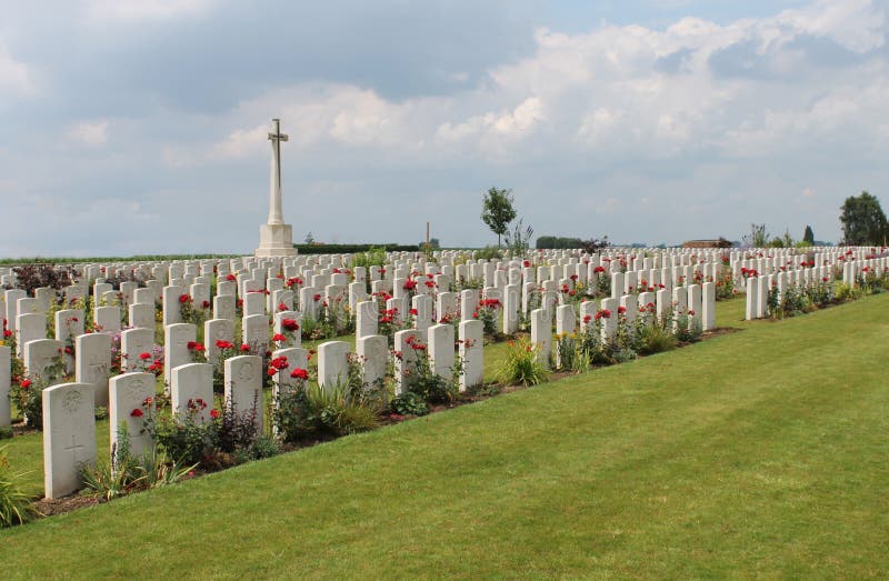 Graven Van De De Begraafplaats De Eerste Wereldoorlog Van Het  Dochylandbouwbedrijf CWGC Stock Foto - Image of begraafplaats, oorlog:  33482774