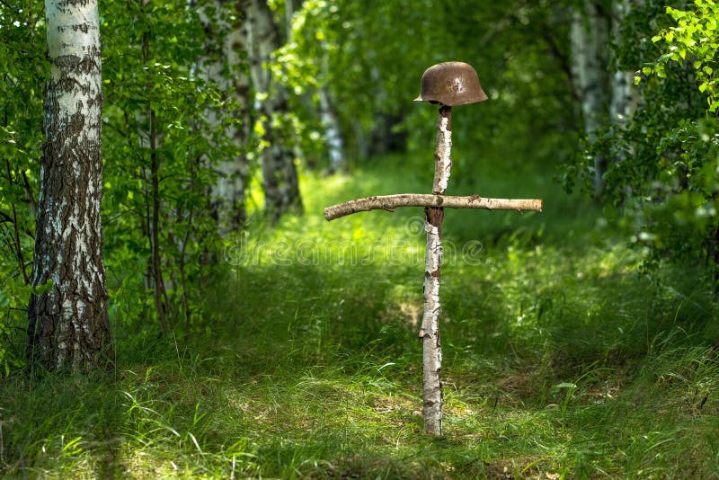 Gravend in het bos de Duitse helm M35 imitatie WW2 terugwinning Rusland stock foto Gravend in het bos de Duitse helm M35 imitatie WW2 terugwinning Rusland stock foto