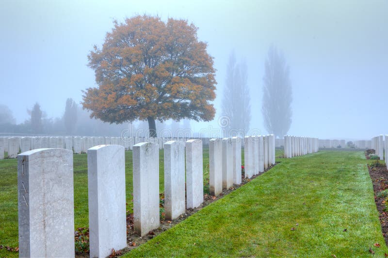 Tombe dei soldati caduti nella prima Guerra Mondiale alla Tyne Cot cimitero, nei pressi di Ypres, nelle Fiandre Campi, in Belgio, in una nebbiosa giornata d'autunno.