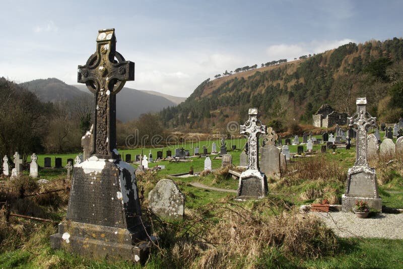 Graveyyard alle rovine in valle di Glendalough, montagne parco nazionale, Wicklow Irlanda del ` s Monastary della st Kevin di Wic immagine stock libera da diritti Graveyyard alle rovine in valle di Glendalough, montagne parco nazionale, Wicklow Irlanda del ` s Monastary della st Kevin di Wic immagine stock libera da diritti