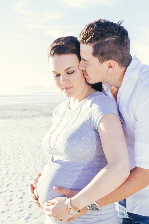 Gravid barnparväxelverkan som utomhus står royaltyfri fotografi Gravid barnparväxelverkan som utomhus står royaltyfri fotografi