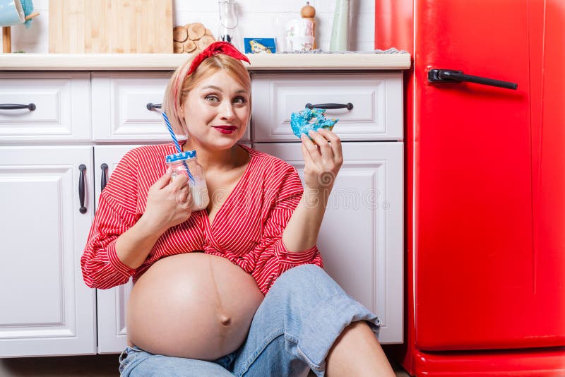 Gravid kvinna med bukinnehavmunken Begreppsviktkontrollen och ett sjukligt bantar under havandeskap arkivfoto Gravid kvinna med bukinnehavmunken Begreppsviktkontrollen och ett sjukligt bantar under havandeskap arkivfoto