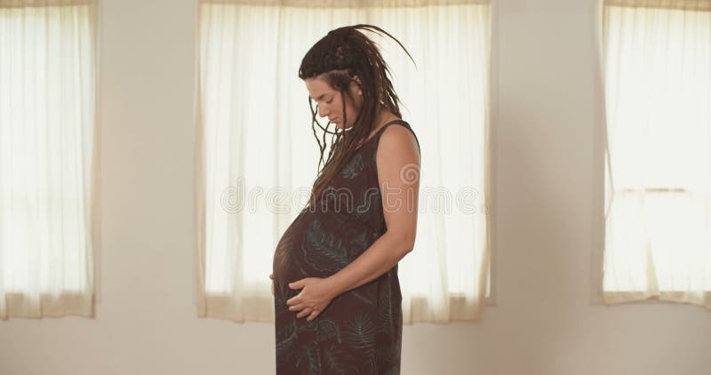 Gravid kvinna med dreadlocks arkivfilmer