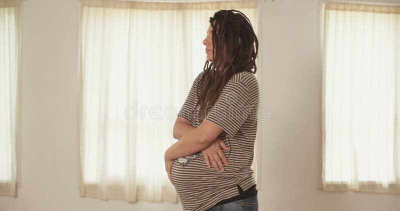 Gravid kvinna med dreadlocks arkivfilmer