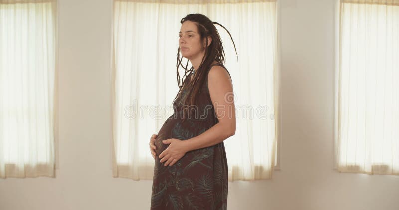 Gravid kvinna med en klänning stock video