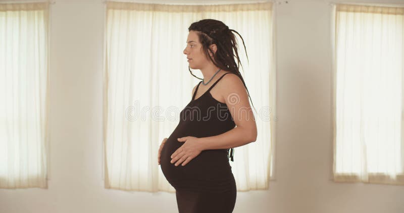 Gravid kvinna med en klänning stock video
