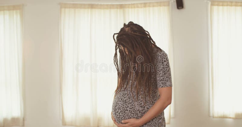 Gravid kvinna med en klänning lager videofilmer