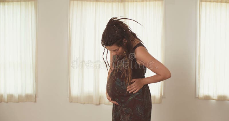 Gravid kvinna med en klänning arkivfilmer