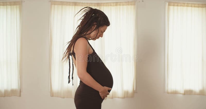 Gravid kvinna med en klänning arkivfilmer