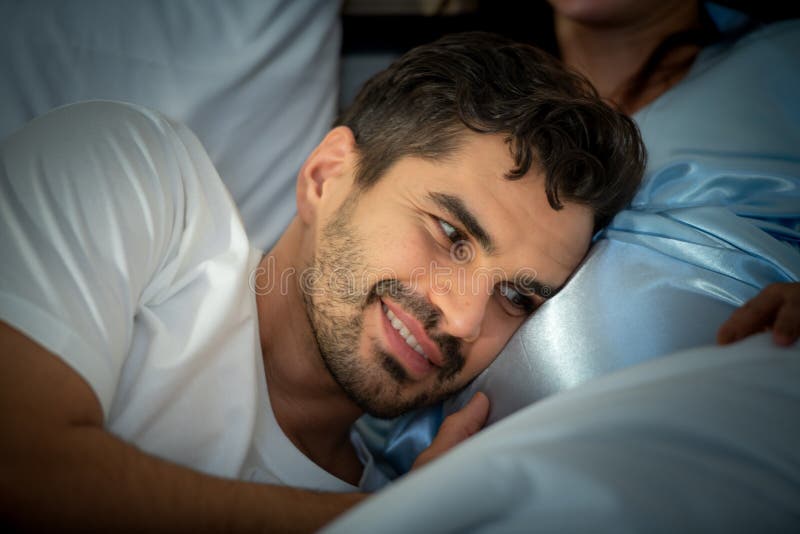 Gravid kvinna med man i sovrummet med en atmosfär av roligt att prata royaltyfri foto