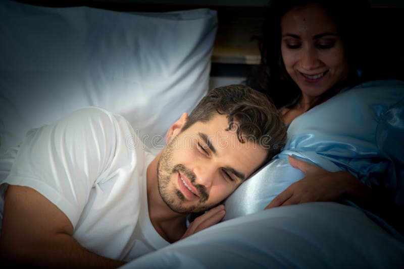 Gravid kvinna med man i sovrummet med en atmosfär av roligt att prata royaltyfri fotografi