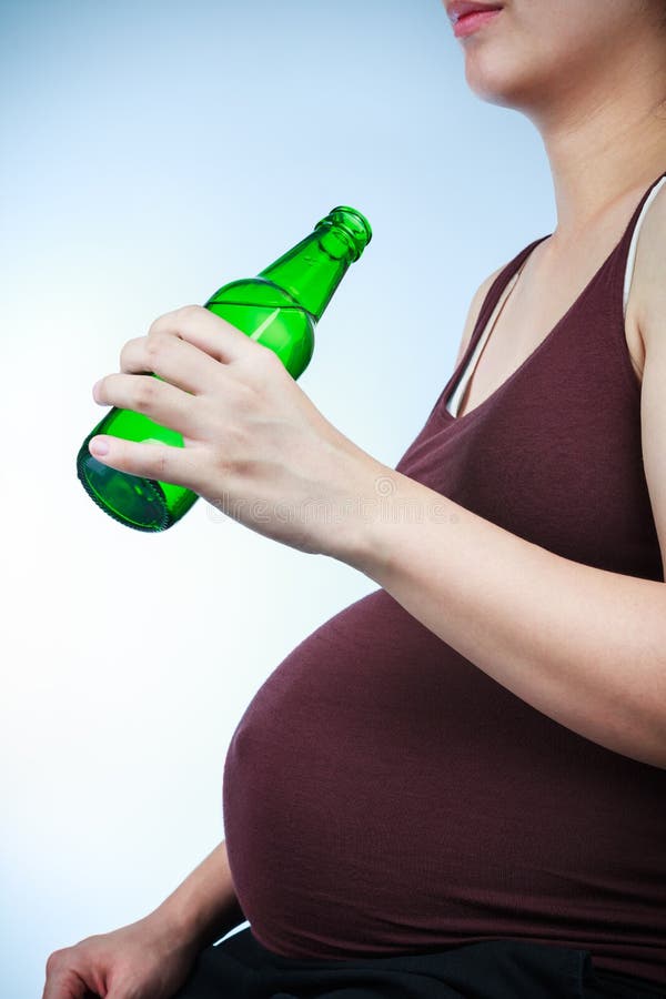 Gravidanza con alcool Raggiro non sano femminile incinto di maternità immagine stock libera da diritti Gravidanza con alcool Raggiro non sano femminile incinto di maternità immagine stock libera da diritti