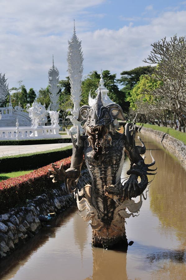 Graweruje kamienną statuę Wat Rong Khun zdjęcie stock