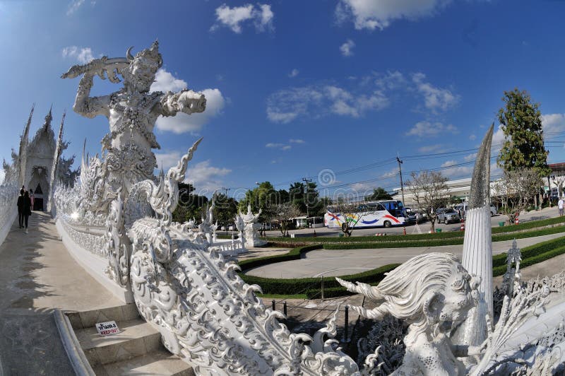 Graweruje kamienną statuę Wat Rong Khun fotografia stock