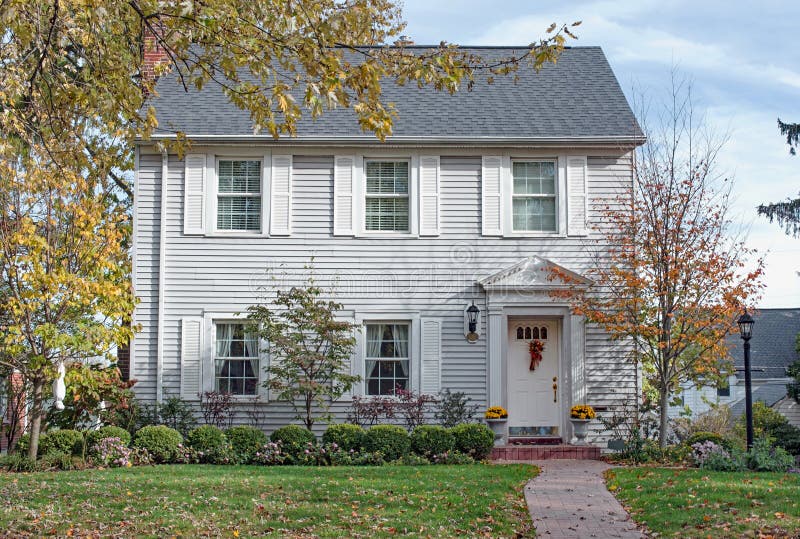 Gray Georgian Colonial House ( foto de archivo libre de regalías Gray Georgian Colonial House ( foto de archivo libre de regalías
