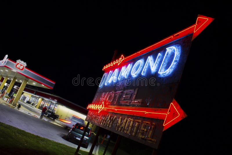 Gray Summit, Missouri, Estados Unidos - cerca do junho de 2016 - sinal de néon do motel de Diamond Inn na rota 66 imagem de stock royalty free Gray Summit, Missouri, Estados Unidos - cerca do junho de 2016 - sinal de néon do motel de Diamond Inn na rota 66 imagem de stock royalty free