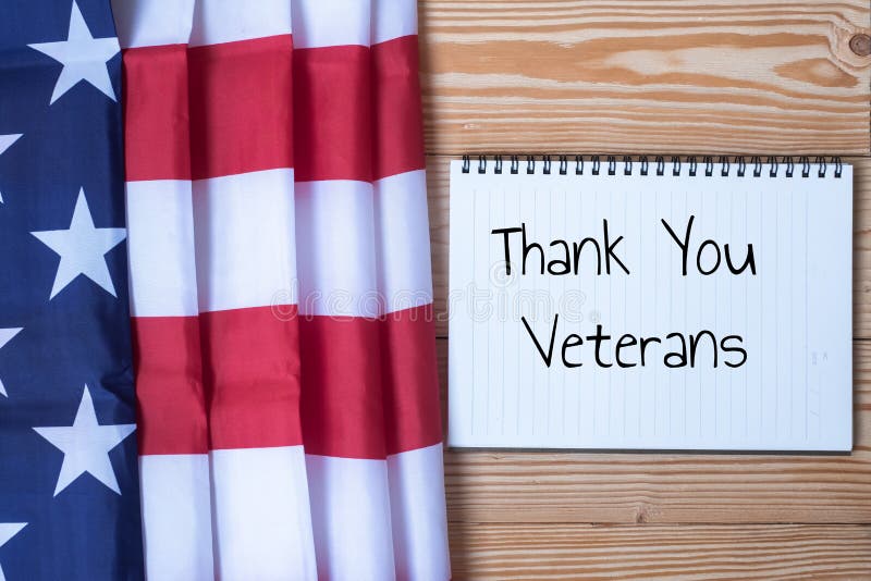 Grazie testo dei veterani scritto in lavagna con la bandiera degli Stati Uniti d'America su fondo di legno immagini stock libere da diritti Grazie testo dei veterani scritto in lavagna con la bandiera degli Stati Uniti d'America su fondo di legno immagini stock libere da diritti