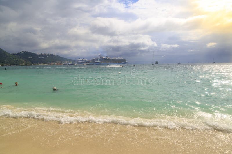 At great bay beach in Philipsburg, St Maarten - December 1, 2016 : Cruise ships from great bay beach on capital of St Marteen, Ph stock images At great bay beach in Philipsburg, St Maarten - December 1, 2016 : Cruise ships from great bay beach on capital of St Marteen, Ph stock images