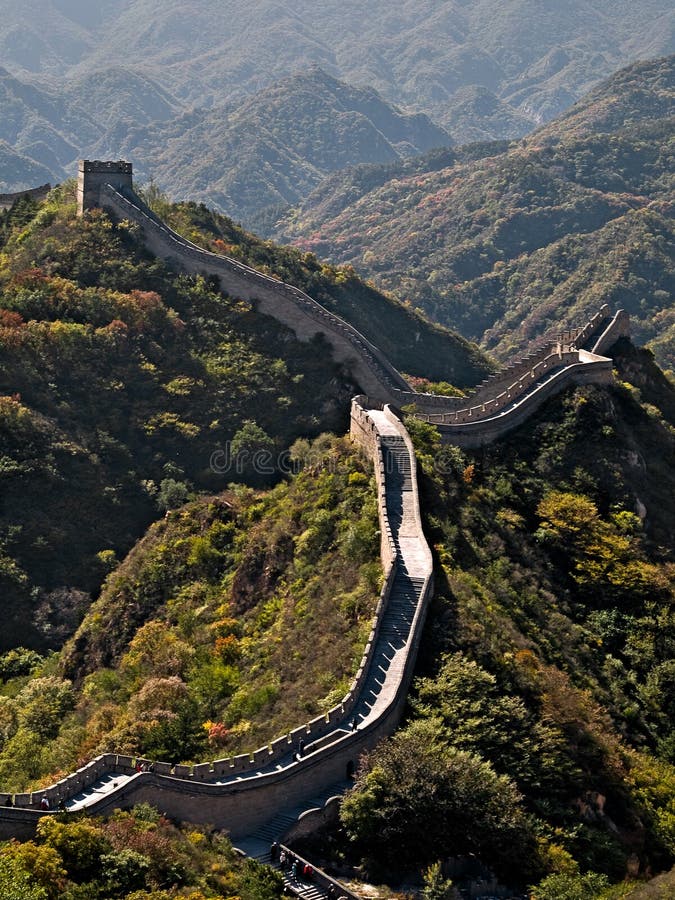 Velké čínské zdi vinutí nahoru a dolů kopce.
