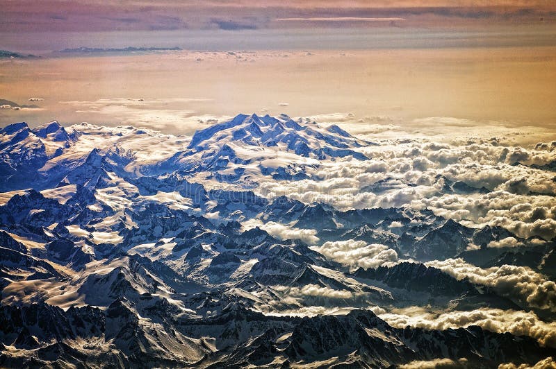 Krásne a neskutočný hľadá obraz Švajčiarske alpy, prevzaté z letúna.