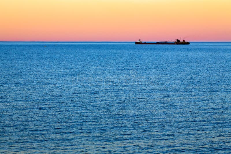 Great Lakes Frachter an der Dämmerung