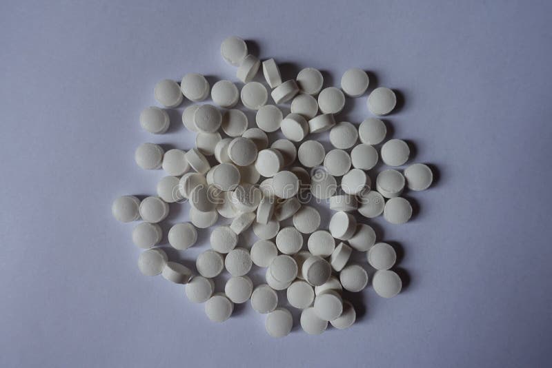 Great number of white tablets of vitamin K2 from above royalty free stock photography Great number of white tablets of vitamin K2 from above royalty free stock photography