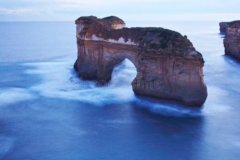 Da Oceano lungo il grande Oceano strade, la roccia formazione Oceano sul tramonto.