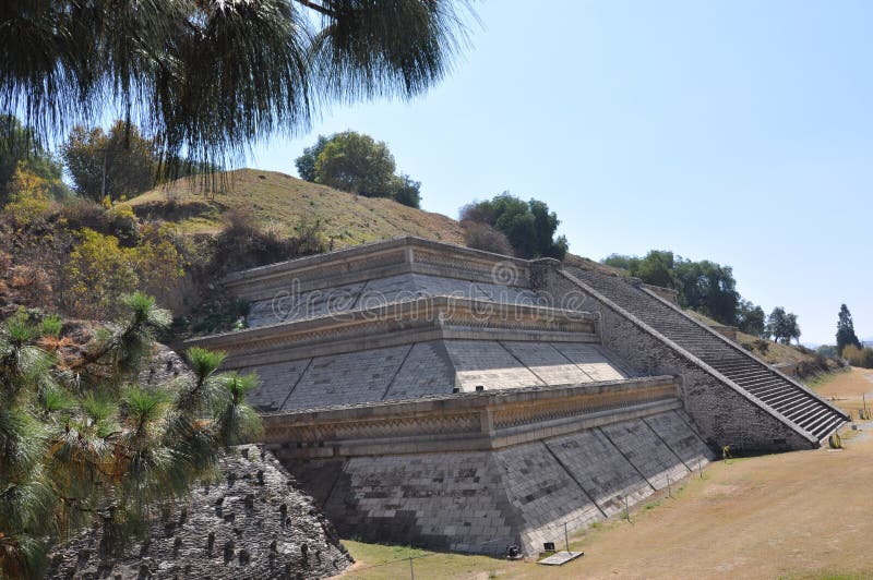 El gran pirámide de, también conocido cómo, es un complejo se encuentra en,, México.